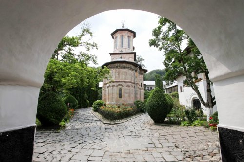 Simpozion naţional la Centrul eparhial din Râmnic şi Mănăstirea „Dintr-un Lemn” Poza 15772