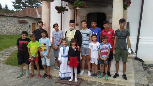 Activităţi catehetice pentru copiii Parohiei Fedeleşoiu Poza 14610