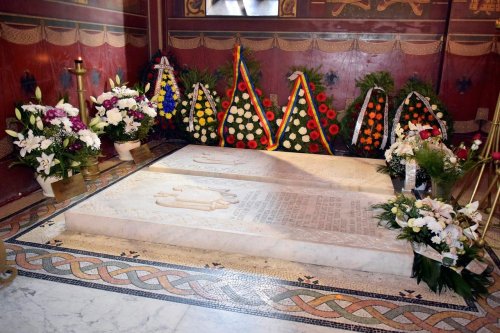 Slujbă de pomenire la mormântul reginei Maria Poza 14183