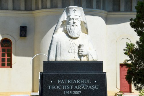 Patriarhul Teoctist - slujitor al altarului şi al culturii străbunilor săi Poza 13570