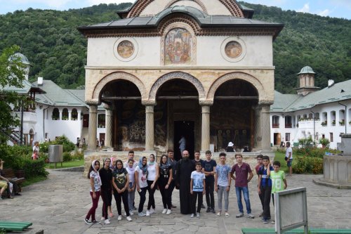 Tabără pentru tinerii din Parohia Valea Bisericii-Orleşti Poza 13582