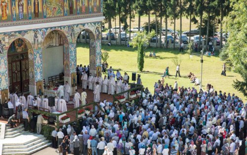 Au început sărbătorile închinate Sfinţilor Nemţeni Poza 13143