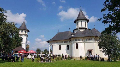 O nouă biserică a fost sfinţită de IPS Pimen la Bădeuţi Poza 12314