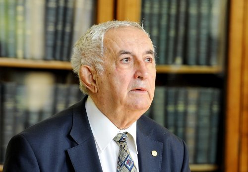 Un istoric și un avocat al limbii române corecte - academicianul Marius Sala (1932-2018)  Poza 12242