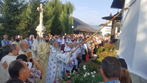 100 de ani de la sfinţirea bisericii din satul Izvoare Poza 11880