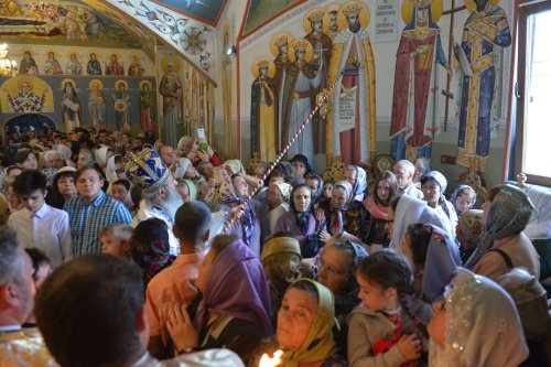 Biserica „Sfântul Ierarh Nicolae” din Munteni a fost sfinţită Poza 11883