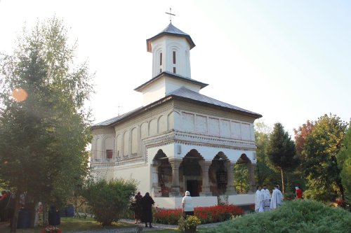 Mănăstirea Cămărășeasca, în haină de praznic Poza 11712