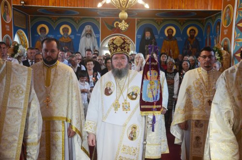 Târnosirea bisericii şi Liturghie arhierească la Călătani, Oradea Poza 11518