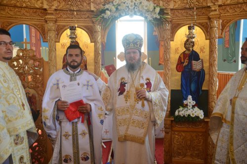 Târnosirea bisericii şi Liturghie arhierească la Călătani, Oradea Poza 11519