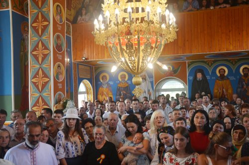 Târnosirea bisericii şi Liturghie arhierească la Călătani, Oradea Poza 11520