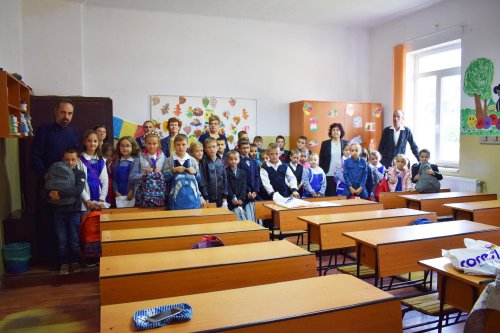 Rechizite și ghiozdane în dar pentru elevi din județele Sibiu și Brașov Poza 10703