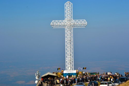 Pelerinaj de înălțare sufletească la Crucea-monument de pe Muntele Mic Poza 10634