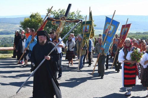 Mii de pelerini pe „Drumul Crucii” la Mănăstirea Hadâmbu Poza 10516