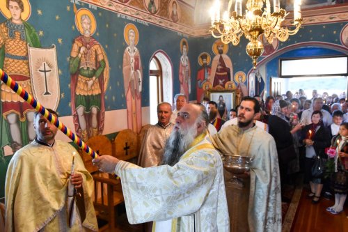 Liturghii arhiereşti în bisericile oltene Poza 10348