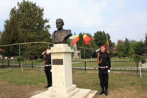 Slujbă de binecuvântare a Monumentului eroilor căzuţi în războiul de întregire a neamului românesc Poza 10248