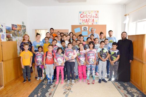 „Ghiozdane cu bucurii” pentru elevii din Caraș-Severin Poza 9651