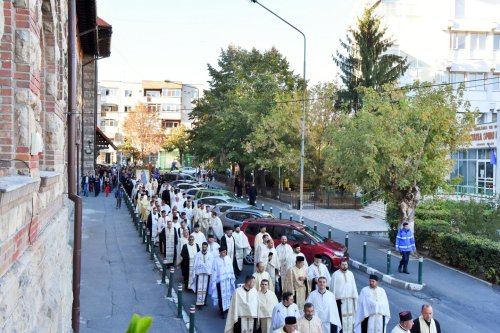 Sute de credincioşi râmniceni în procesiune Poza 9647