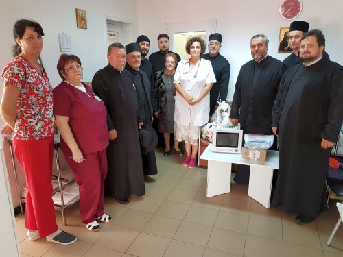 Aparat medical donat de preoţii din Fălticeni pentru Spitalul Municipal Poza 9231
