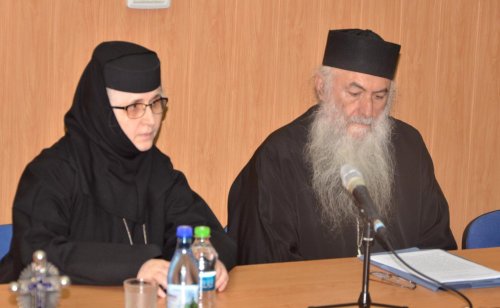 Părintele Zaharia Zaharou a conferențiat la Deva Poza 9180