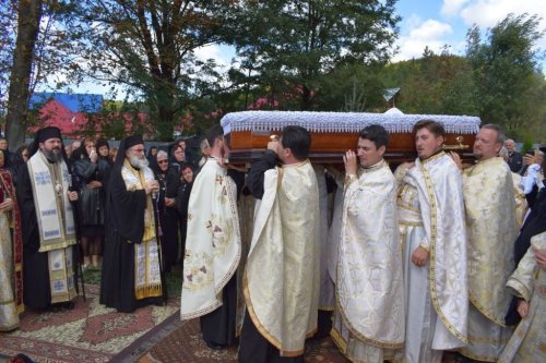 Preotul Ionuţ Rusu, condus pe ultimul drum Poza 9051