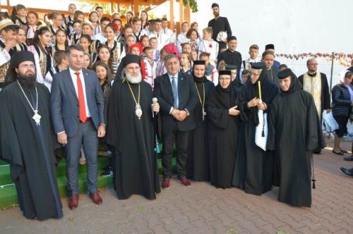 Capela Fundaţiei „Episcop Melchisedec” a primit veşmântul sfinţirii Poza 8963