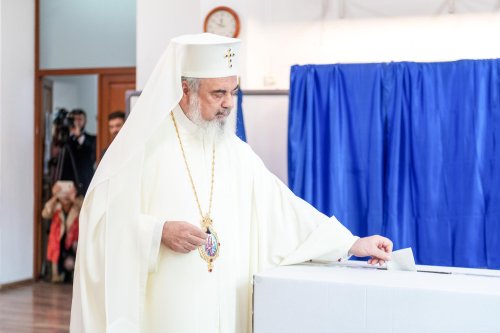 Ierarhii Bisericii Ortodoxe Române au votat din prima zi la Referendum Poza 8986