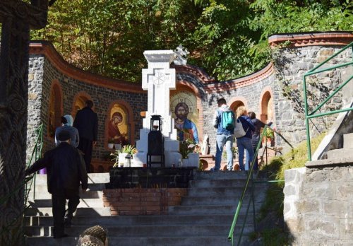 Pelerinaj la mănăstiri maramureşene, al credincioşilor din Bechieşu, Cluj Poza 8832