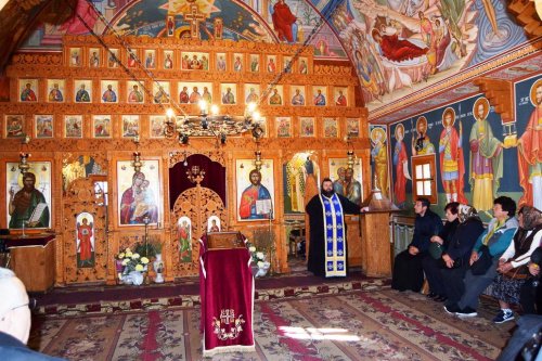 Pelerinaj la mănăstiri maramureşene, al credincioşilor din Bechieşu, Cluj Poza 8834