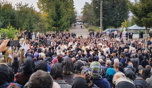 Peste 1.000 de persoane l-au condus pe părintele Vasile Cojocariu pe ultimul drum Poza 8742