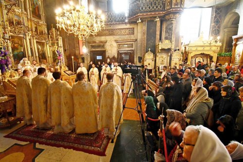 Prima Liturghie arhierească de hramul Sfintei Parascheva Poza 8672