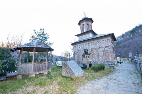 Biserici şi mănăstiri oltene și-au prăznuit ocrotitoarea Poza 8507
