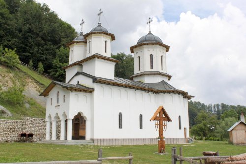 Biserici şi mănăstiri oltene și-au prăznuit ocrotitoarea Poza 8508