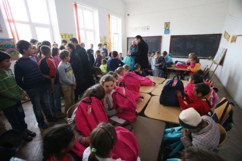 Elevii de la școala din Bruiu, județul Sibiu, au primit daruri Poza 7584