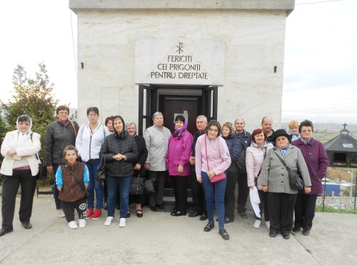 Persoanele cu dizabilităţi din Alba Iulia, în pelerinaj la mănăstiri Poza 6919