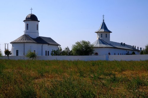 Mănăstirea care ține viu un sat distrus de comuniști Poza 6342
