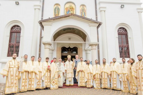 Liturghie arhierească la Catedrala Arhiepiscopală din Râmnic Poza 5811