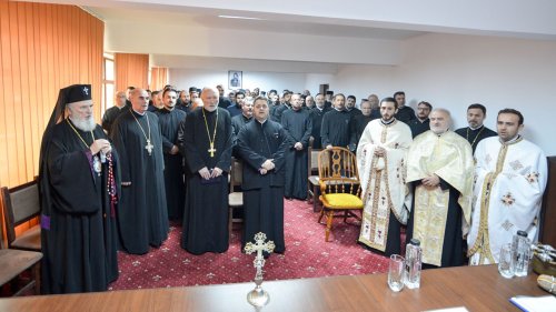 Conferinţe preoțești în Arhiepiscopia Târgoviștei Poza 5725