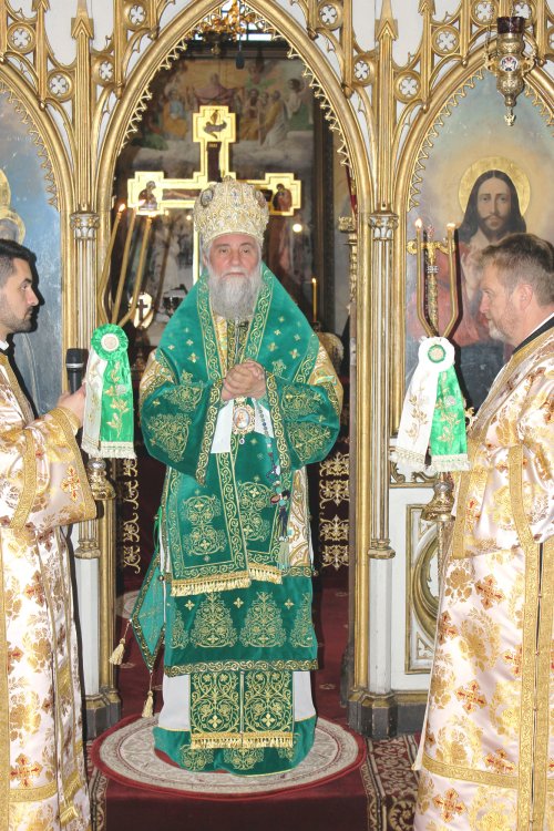 Sfântă Liturghie arhierească în Bistriţa Vâlceană Poza 5761