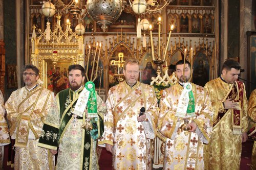 Sfântă Liturghie arhierească în Bistriţa Vâlceană Poza 5763