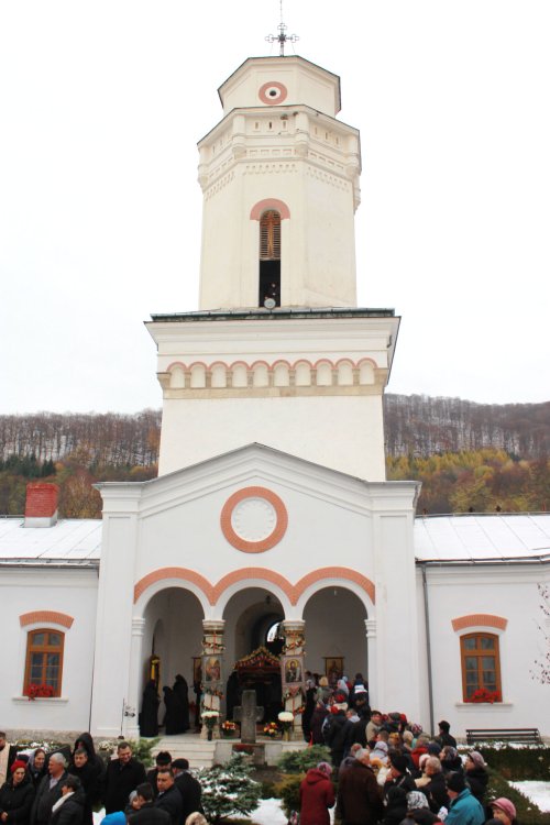 Sfântă Liturghie arhierească în Bistriţa Vâlceană Poza 5765