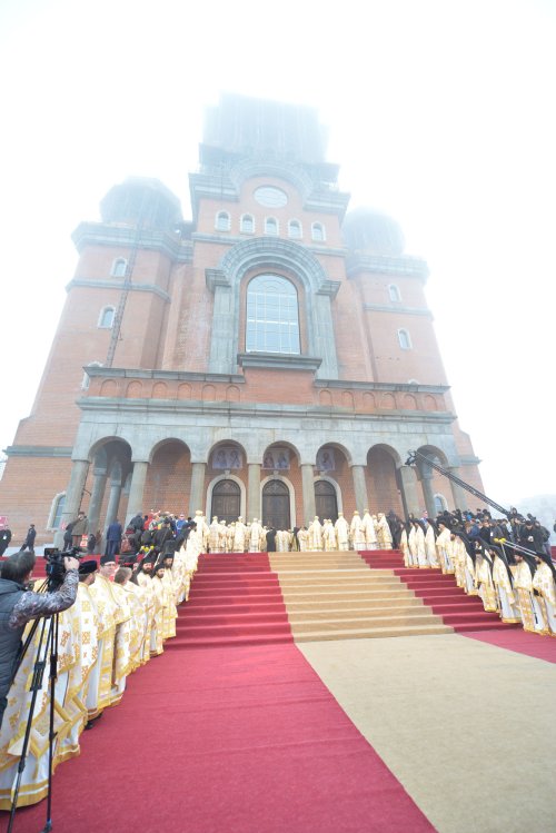 Catedrala Naţională - o necesitate liturgică practică şi un simbol al cinstirii eroilor români Poza 5412