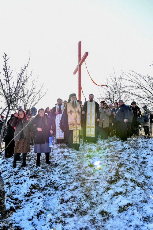 Cruce dedicată Eroilor Neamului pe dealul Bucşanilor Poza 4700