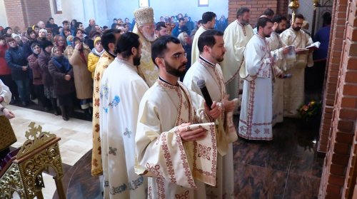 Comuniune liturgică în eparhii din Muntenia Poza 4433