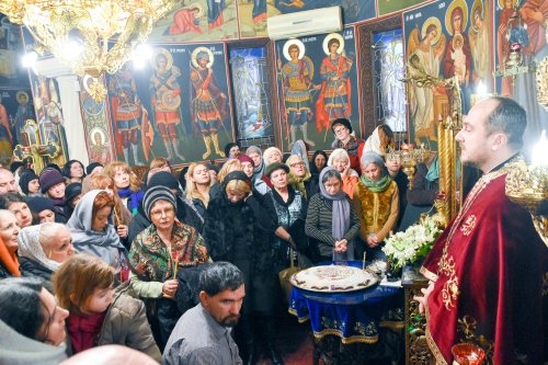 Sărbătoare la o biserică-martir din București Poza 4256