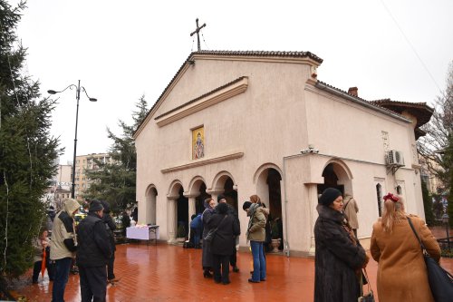 Sărbătoare la o biserică-martir din București Poza 4257