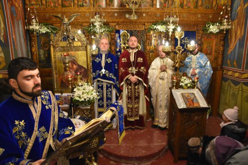 Sărbătoare la o biserică-martir din București Poza 4258