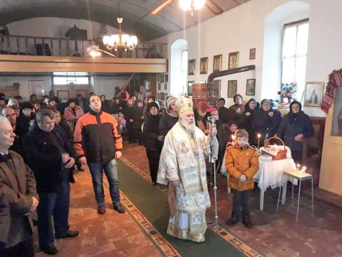 Liturghii arhierești în Duminica Sfinților Strămoși Poza 3920