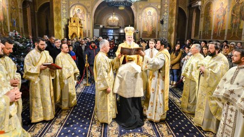 Liturghii arhierești în Duminica Sfinților Strămoși Poza 3921