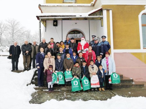 Polițiștii din județul Alba au oferit daruri copiilor de la Casa de tip familial „Sfântul Apostol Andrei” din Vingard Poza 3587