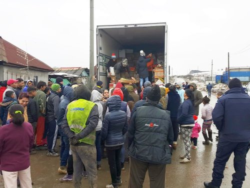 „Camionul de Crăciun”, al optulea an în mijlocul comunității din Pata Rât, Cluj Poza 3231